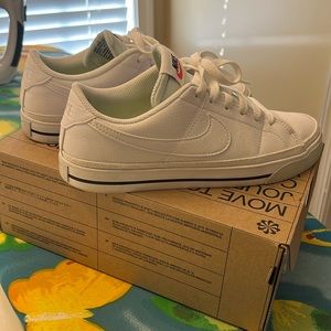 Nike Womens Court Legacy Size 8